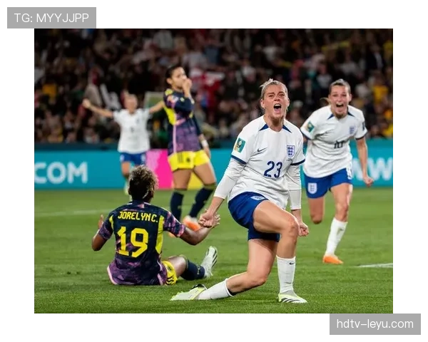 英格兰球迷热情高涨，世界杯决战前夕街头欢庆氛围拉满