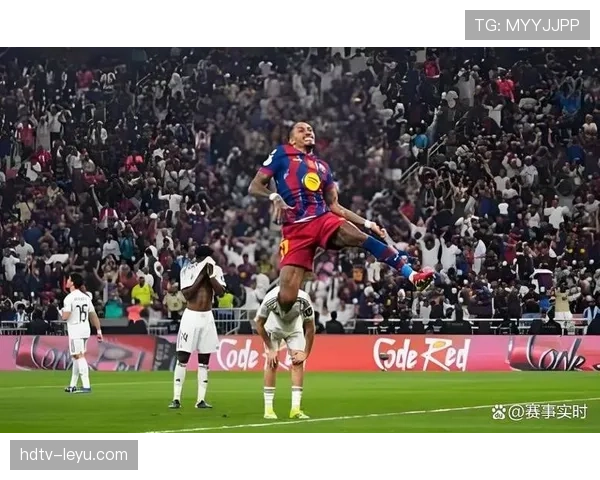 拉菲尼亚任意球破门助球队收获关键胜利，状态回暖备受关注